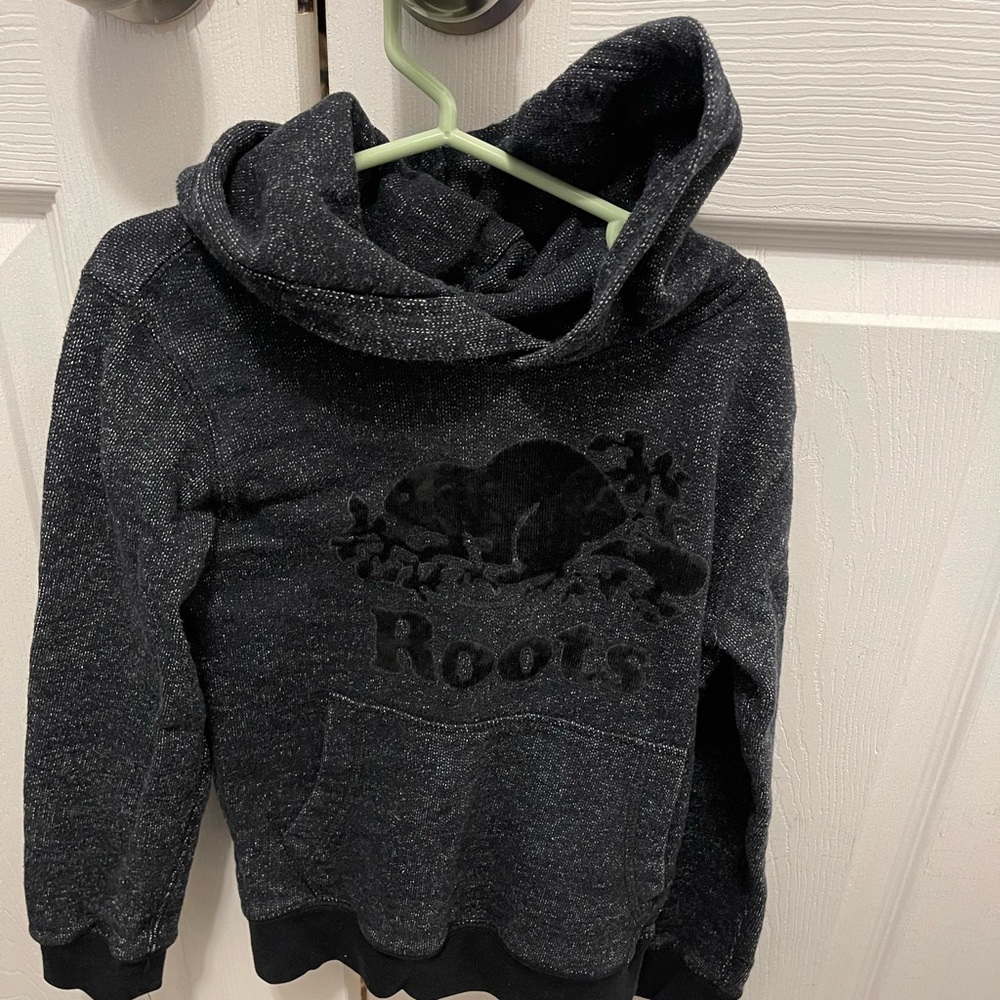 Kids 5T Roots sweatshirt black